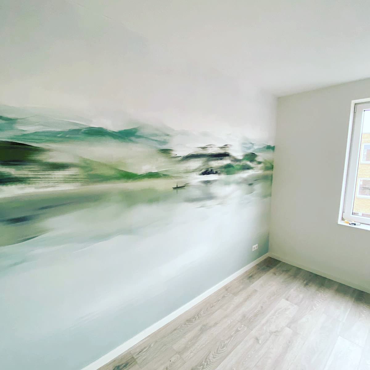 Wand met abstract landschapsbehang op renovlies-ondergrond, aangebracht door P. Verberg