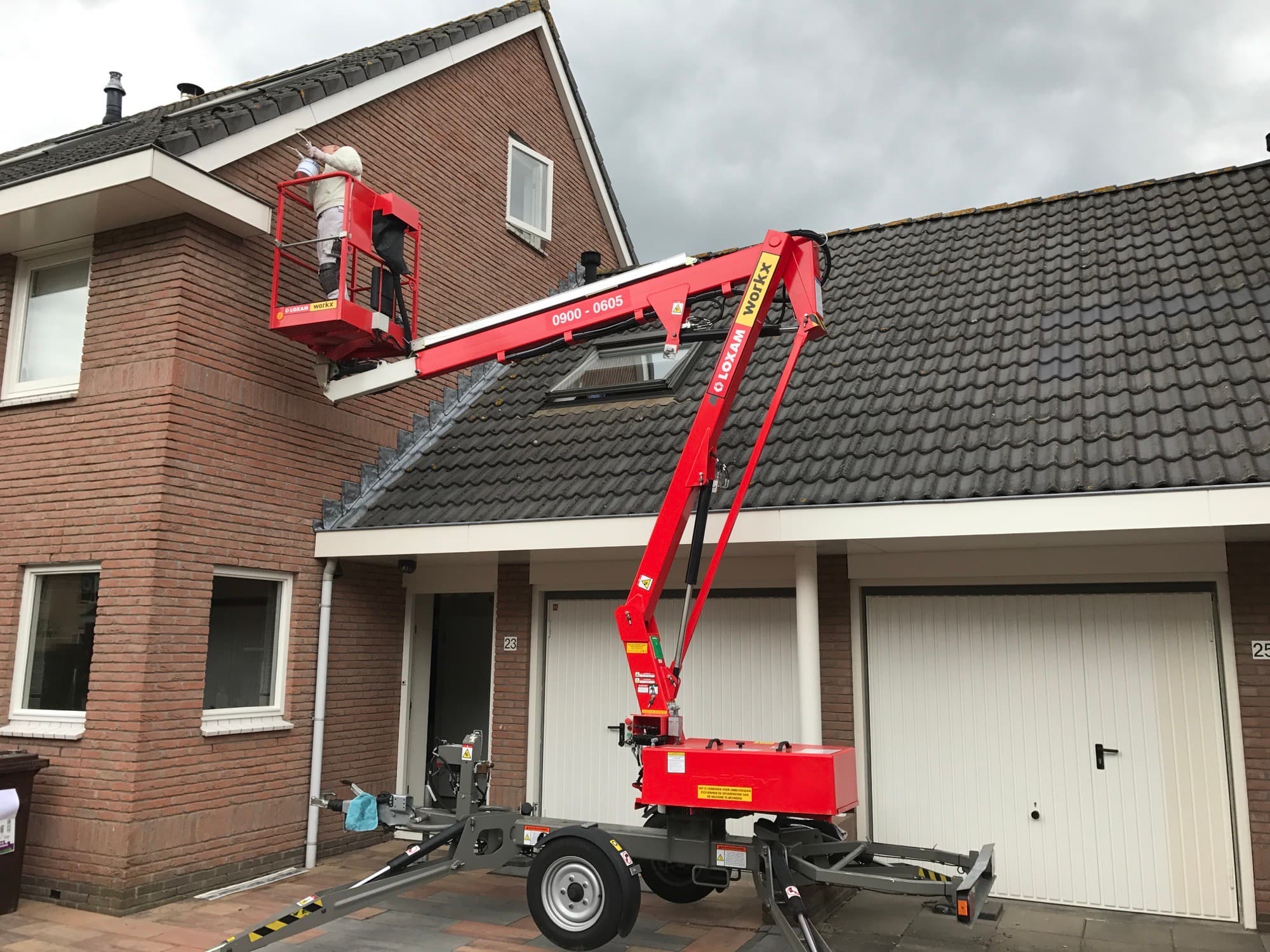 Planmatig schilderwerk aan een rijwoning met hoogwerker, P. Verberg