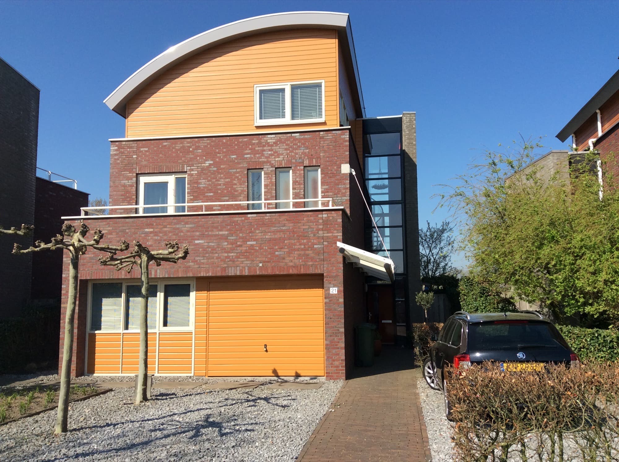 Houten gevel en kozijnen na herstel en schilderwerk door P. Verberg