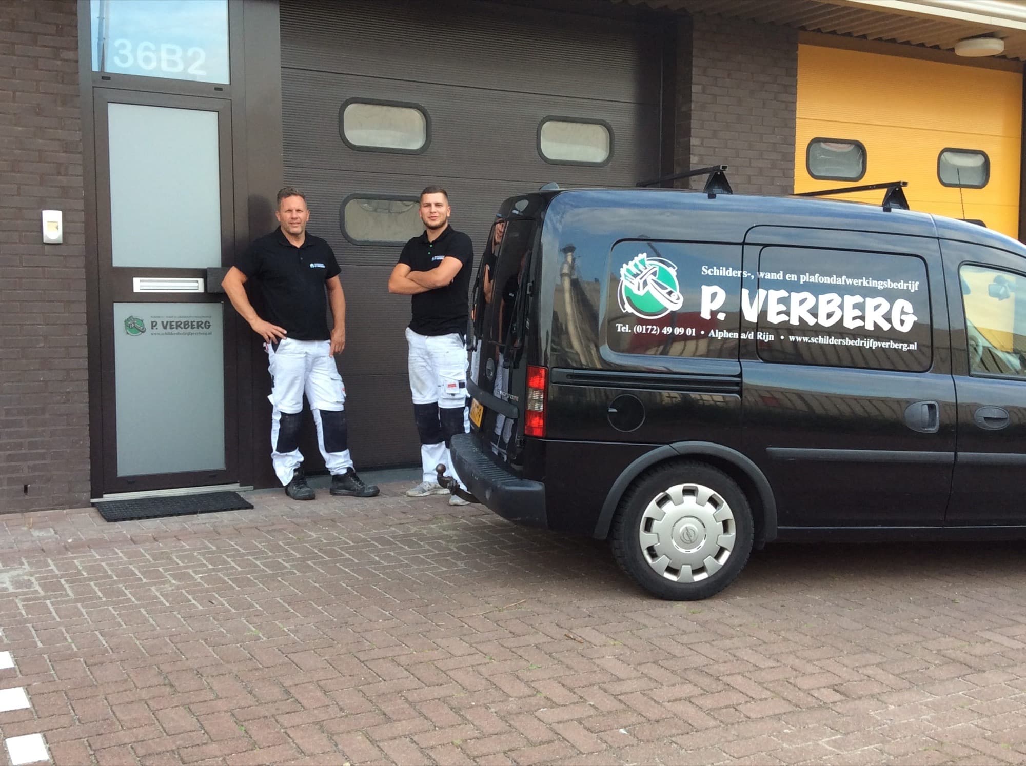 Twee schilders van P. Verberg bij het kantoor in Alphen aan den Rijn met de bedrijfsbus
