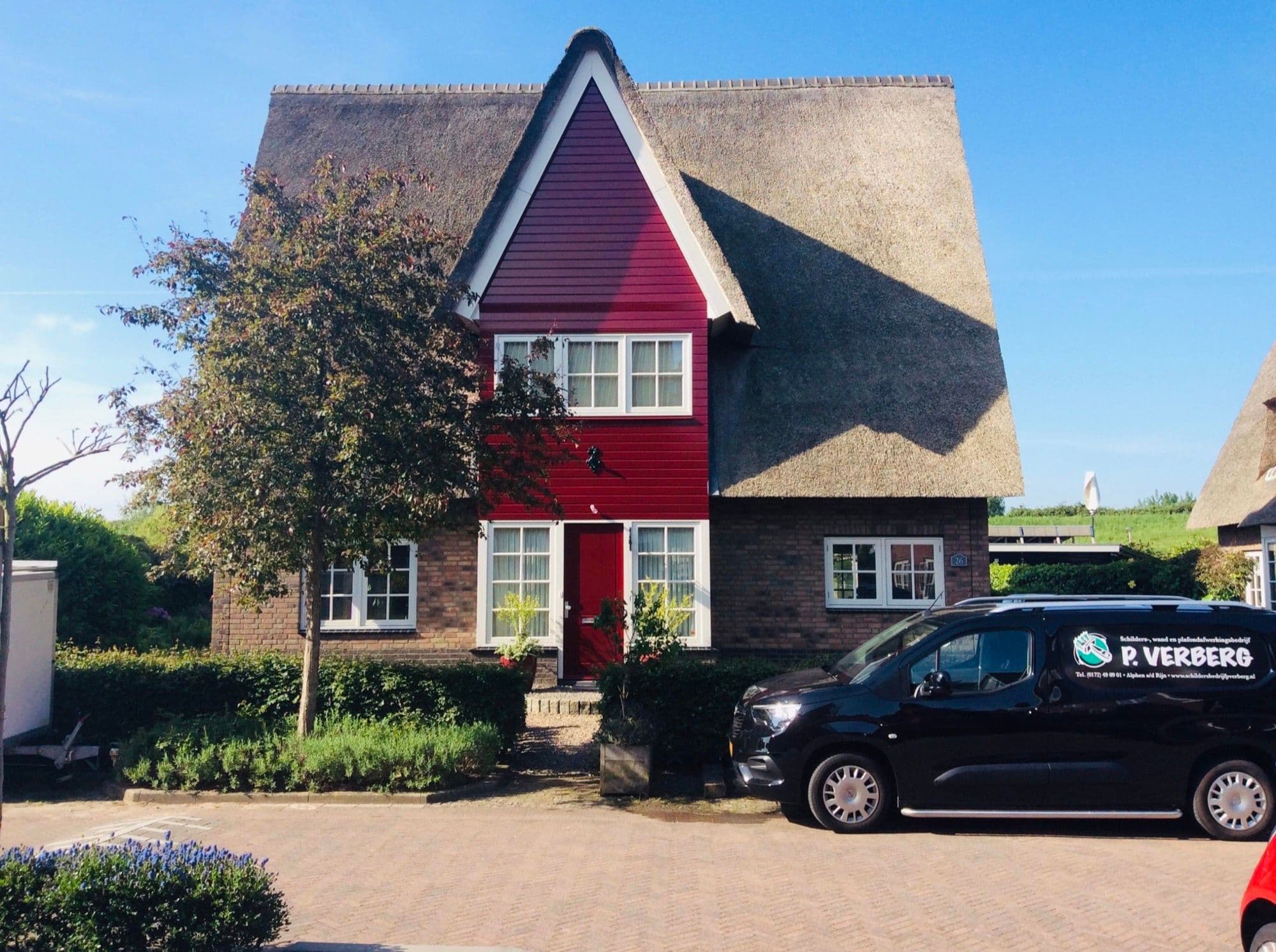 Landelijke rietgedekte woning in Zoeterwoude met P. Verberg-bus voor de deur