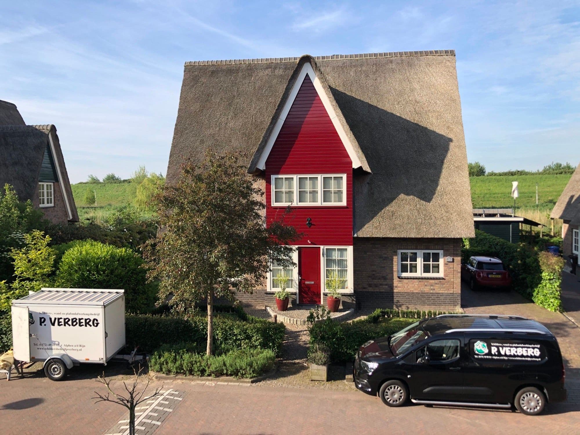 P. Verberg-bus bij een rietgedekte woning in Koudekerk aan den Rijn