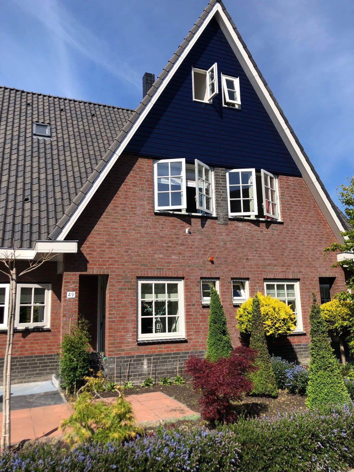 Vrijstaande bakstenen woning met donkerblauwe gevel-top in Hazerswoude, geschilderd door P. Verberg