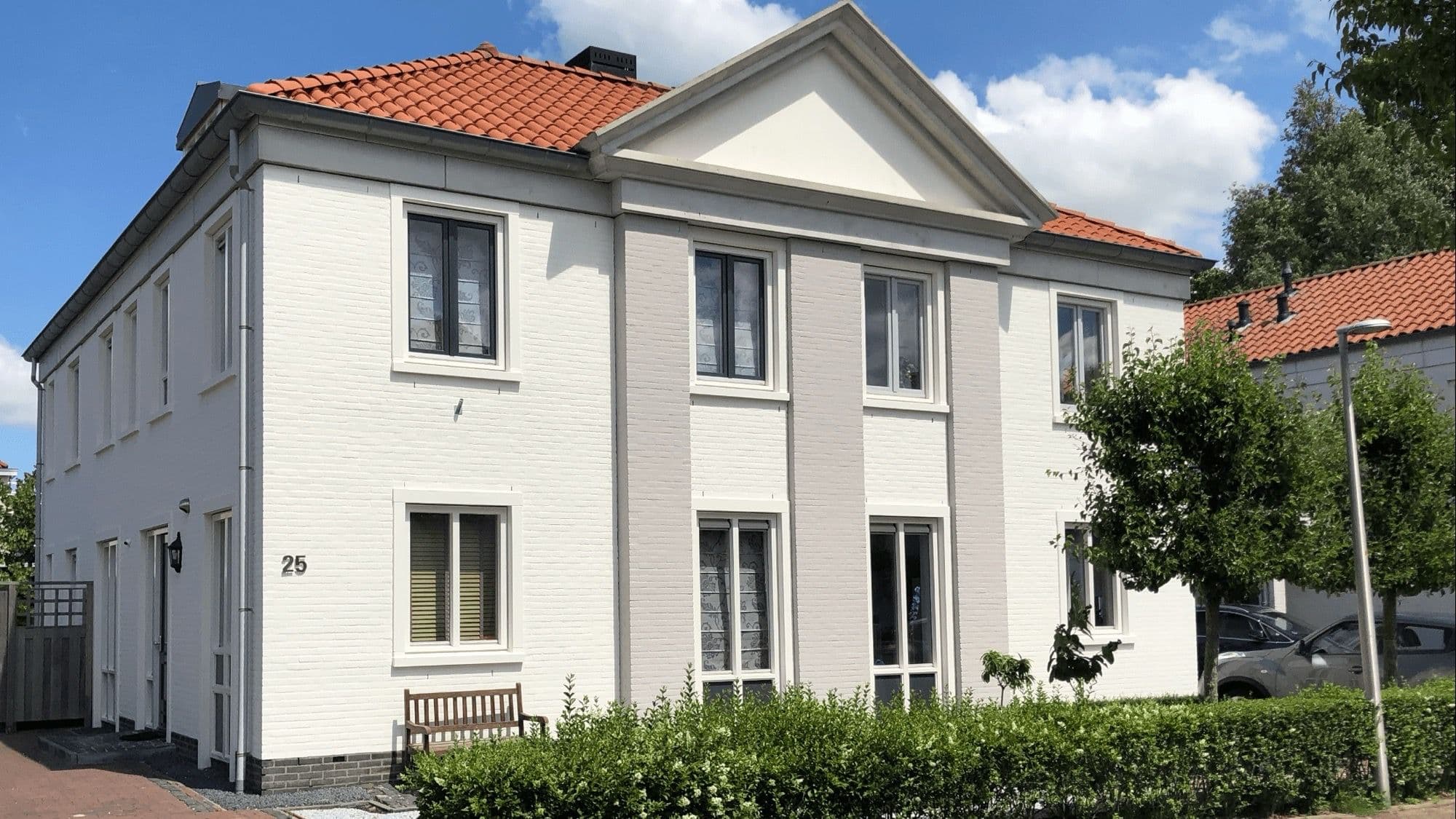 Klassieke witte woning met oranje pannendak bij de Nieuwkoopse Plassen, geschilderd door P. Verberg