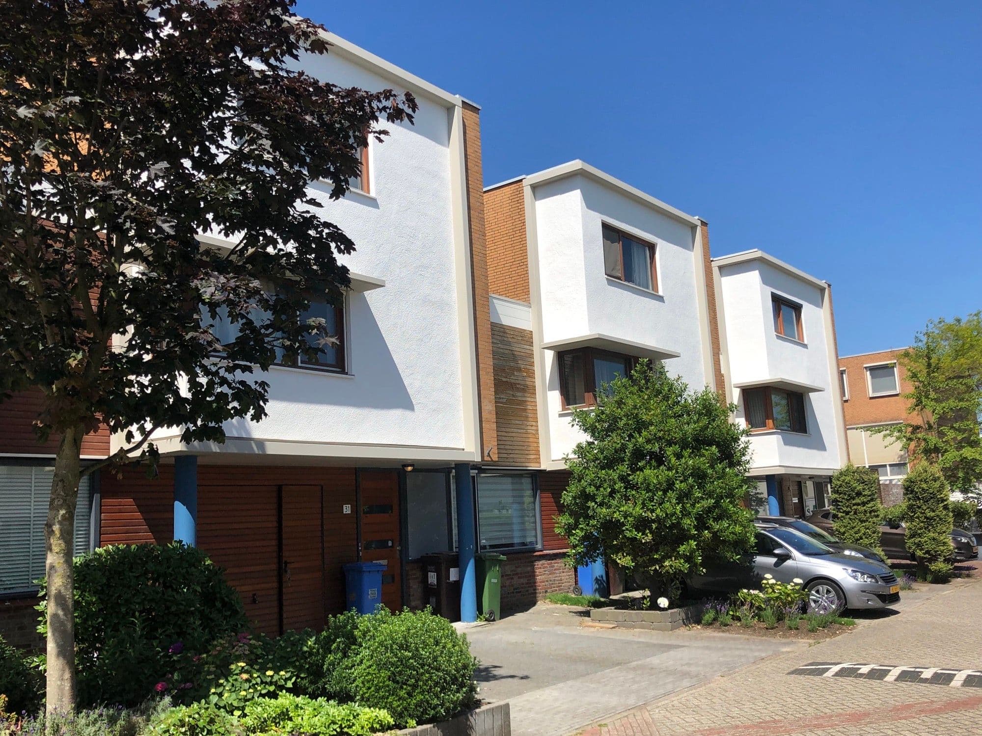 Moderne rijwoningen in Leiderdorp, vakkundig geschilderd door P. Verberg