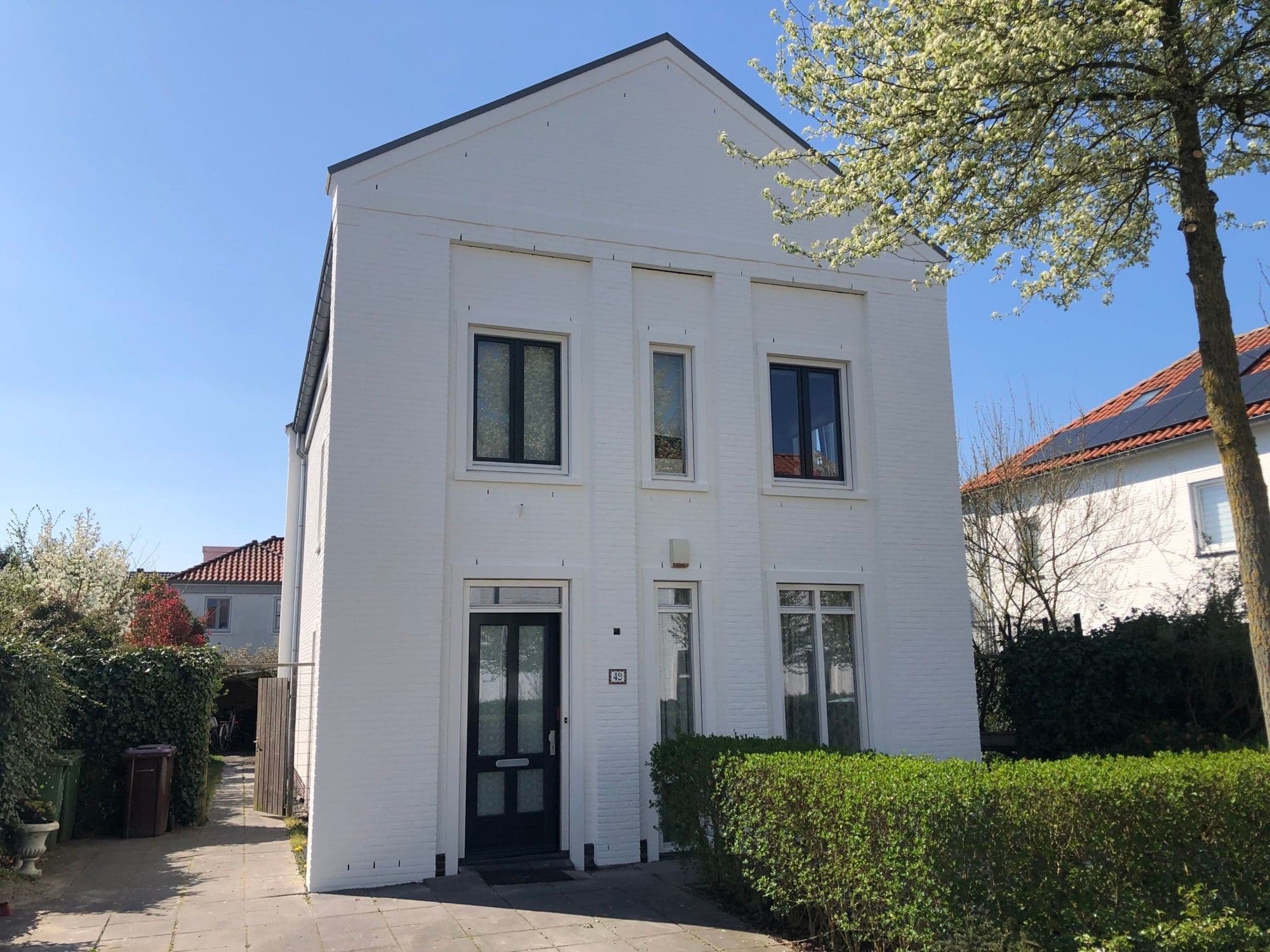 Wit gepleisterd vrijstaand pand in Boskoop na buitenschilderwerk door P. Verberg