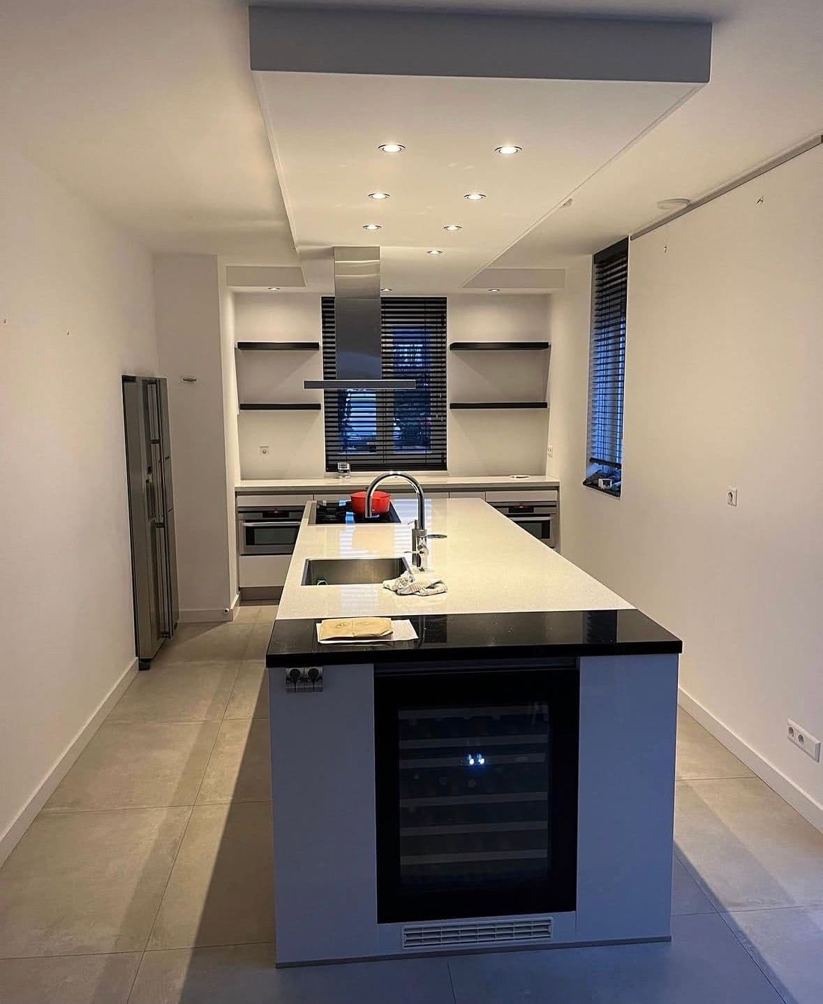 spuitwerk aan keuken wanden en plafond